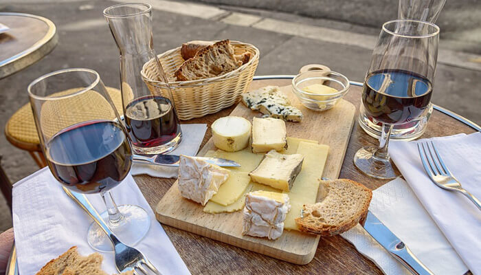 Vins, fromages et pain Français